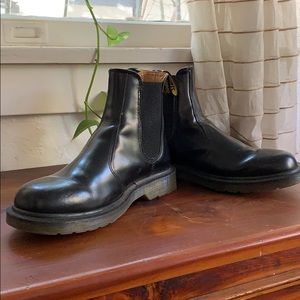 Dr. Martens 2976 Smooth Leather Chelsea Boots
